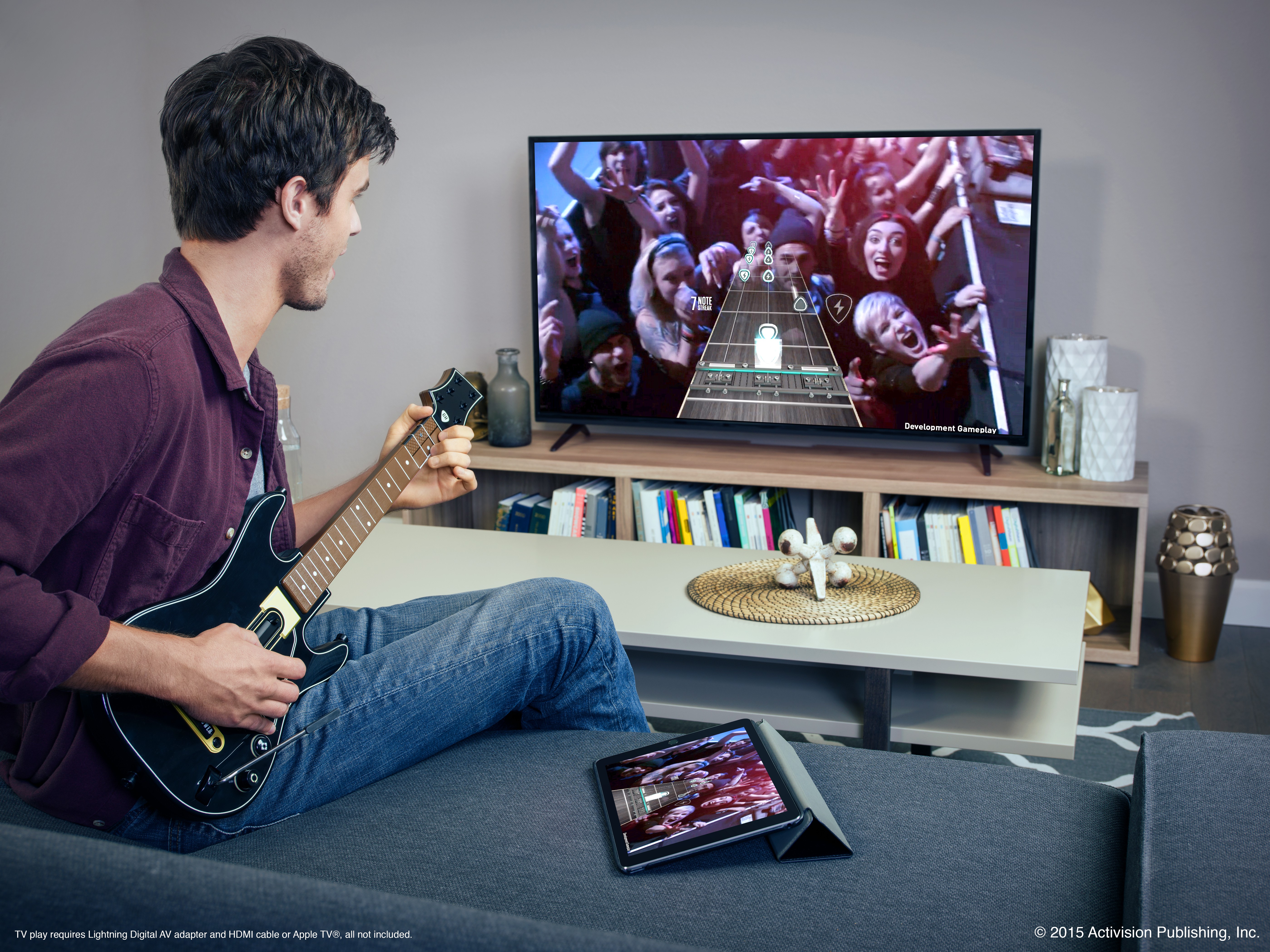 Игра про телевизор. Guitar Hero. Играет в приставку. Человек играет в приставку. Люди играющие в приставку.
