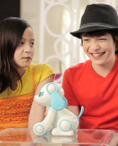 Das Spielzeugtier Wappy Dog wird durch ein Videospiel gesteuert