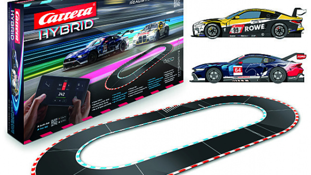 Mehr Action auf der Strecke und in﻿ der App: Carrera Hybrid erweitert das R﻿ennerlebnis